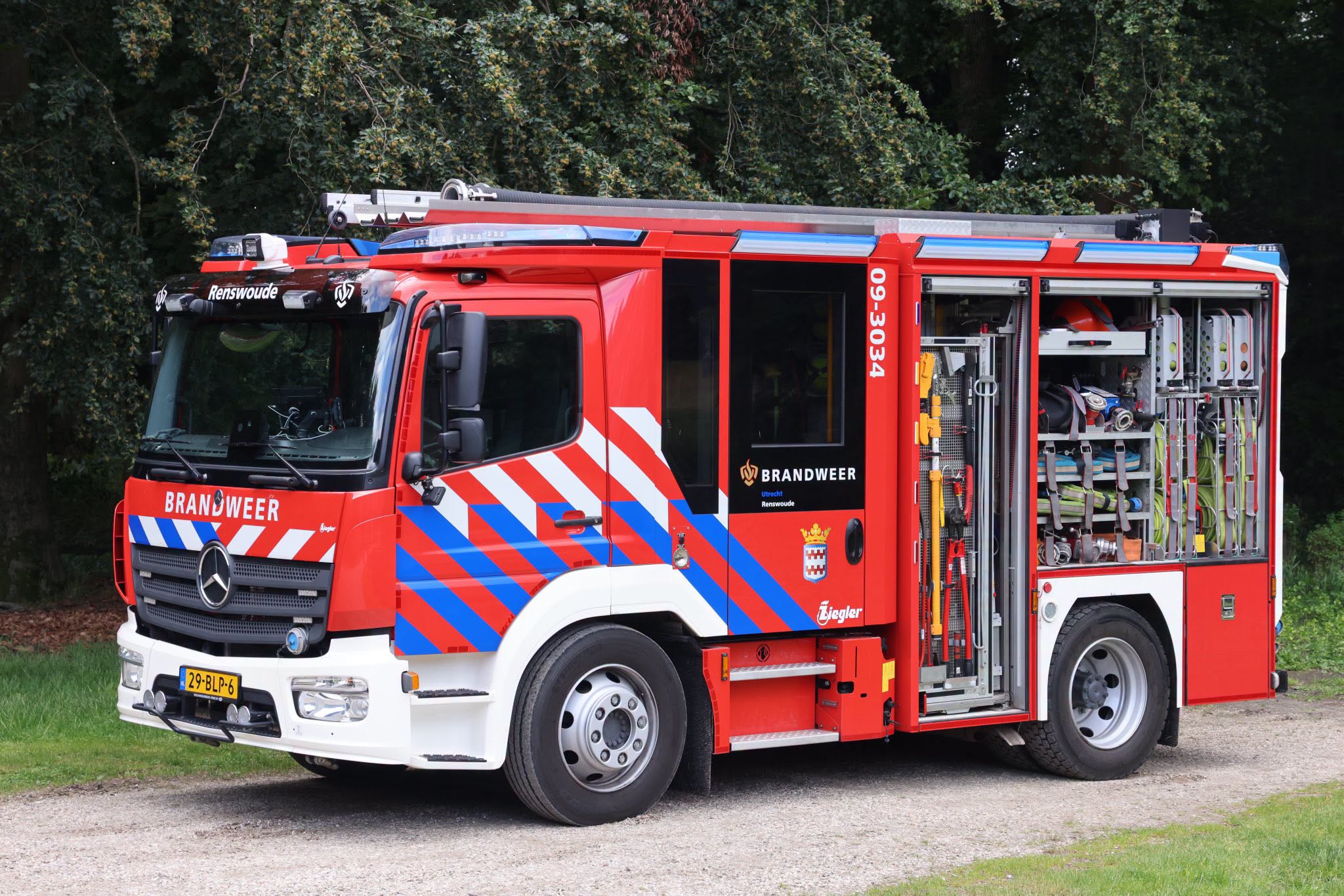 09-3034 met geopende materiaalruimtes